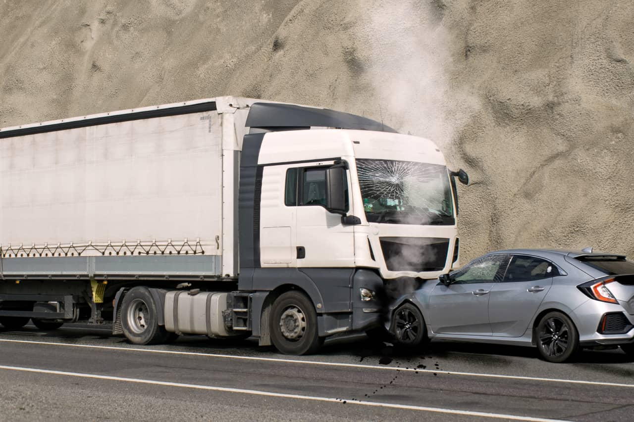 Houston Big Rig Crashes: Why Early Legal Action Matters