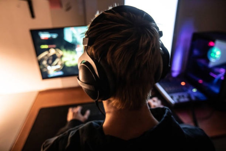 11 Online Gaming Traditions That Bring Communities Together